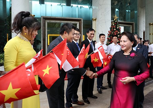 Chủ tịch Quốc hội Nguyễn Thị Kim Ngân đến sân bay quốc tế Changi, bắt đầu chuyến thăm chính thức Singapore